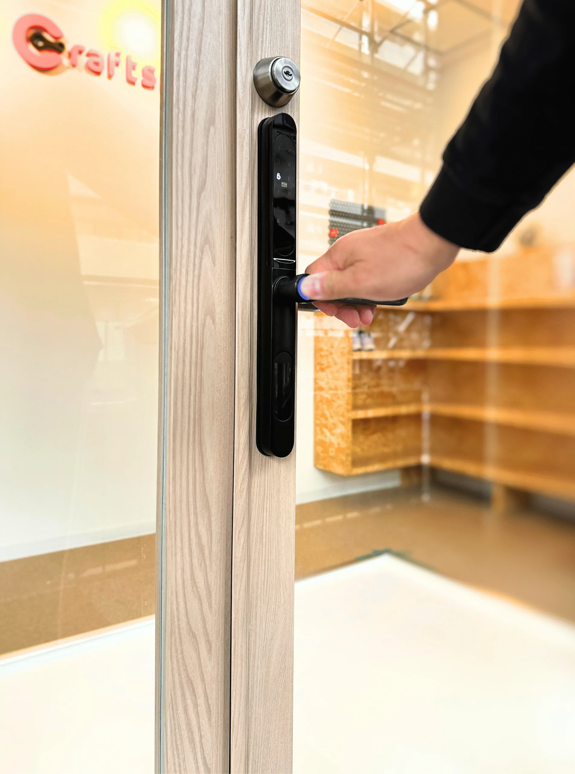 施設のドアを開ける画像