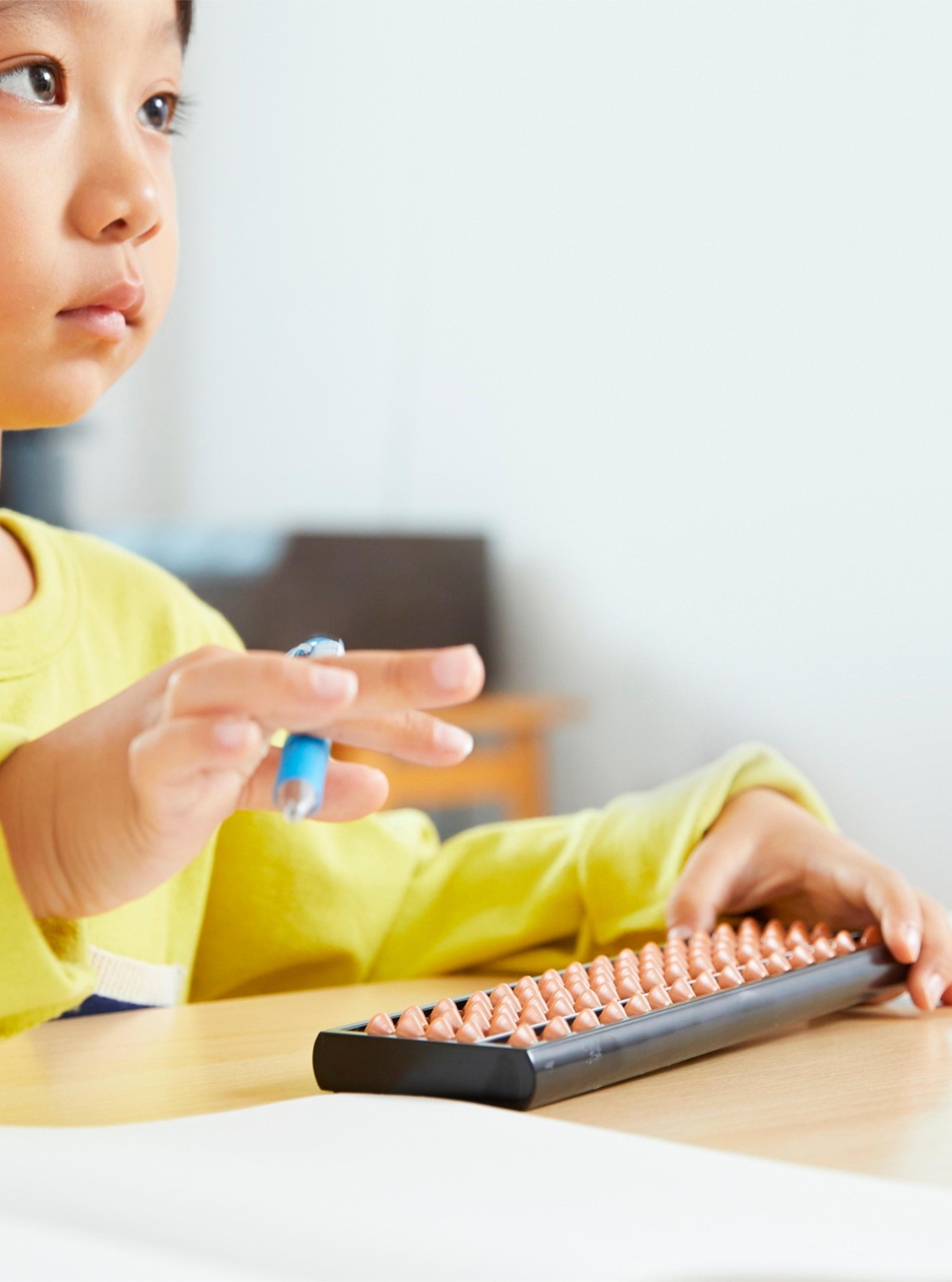 そろばん体験する児童