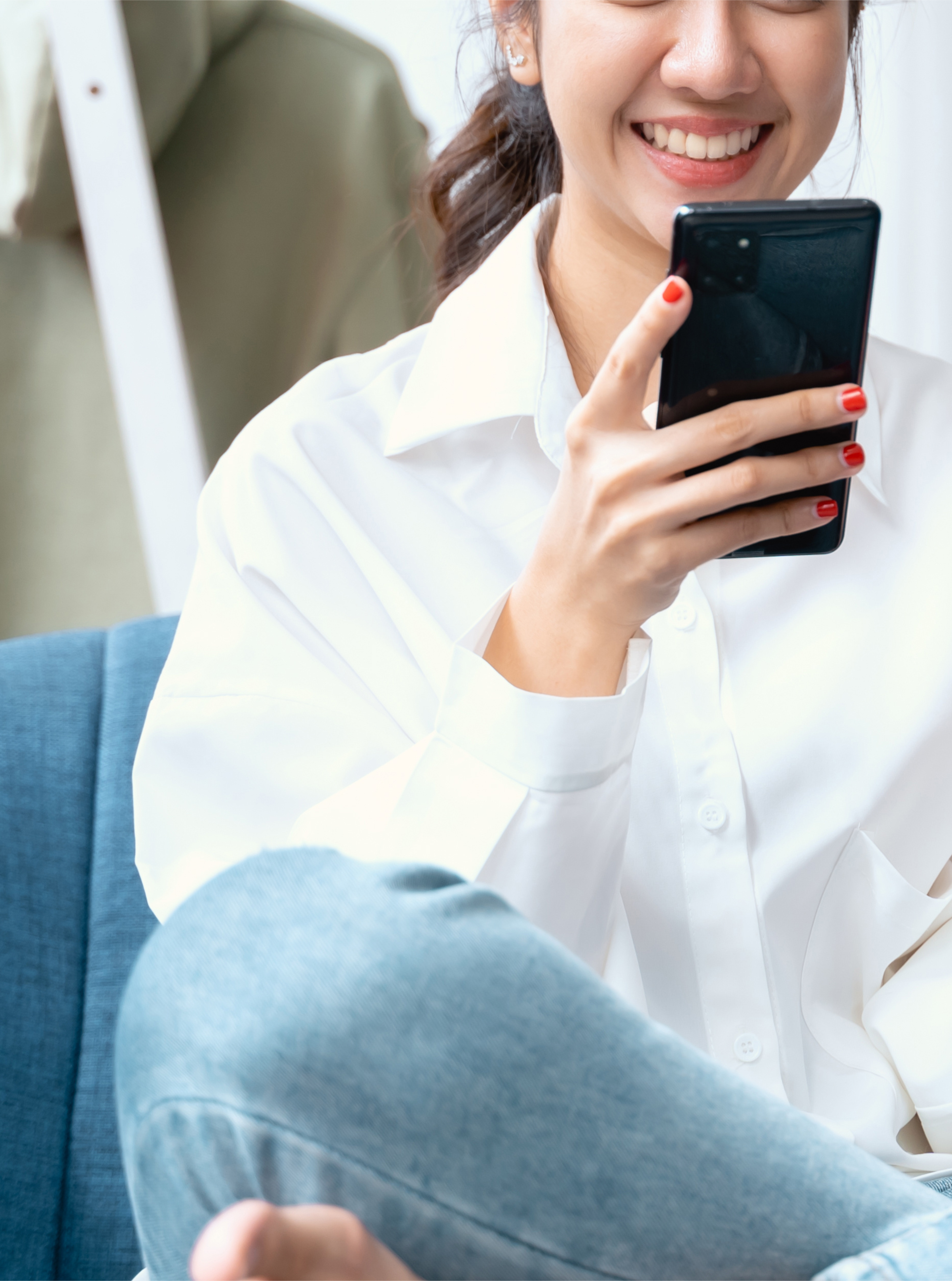 お問い合わせする女性