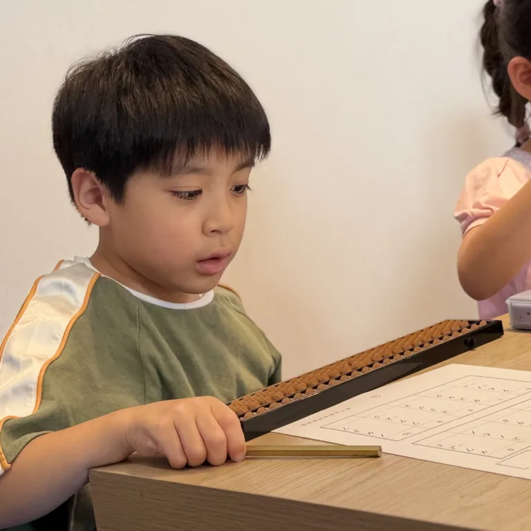 そろばんに向かう男の子
